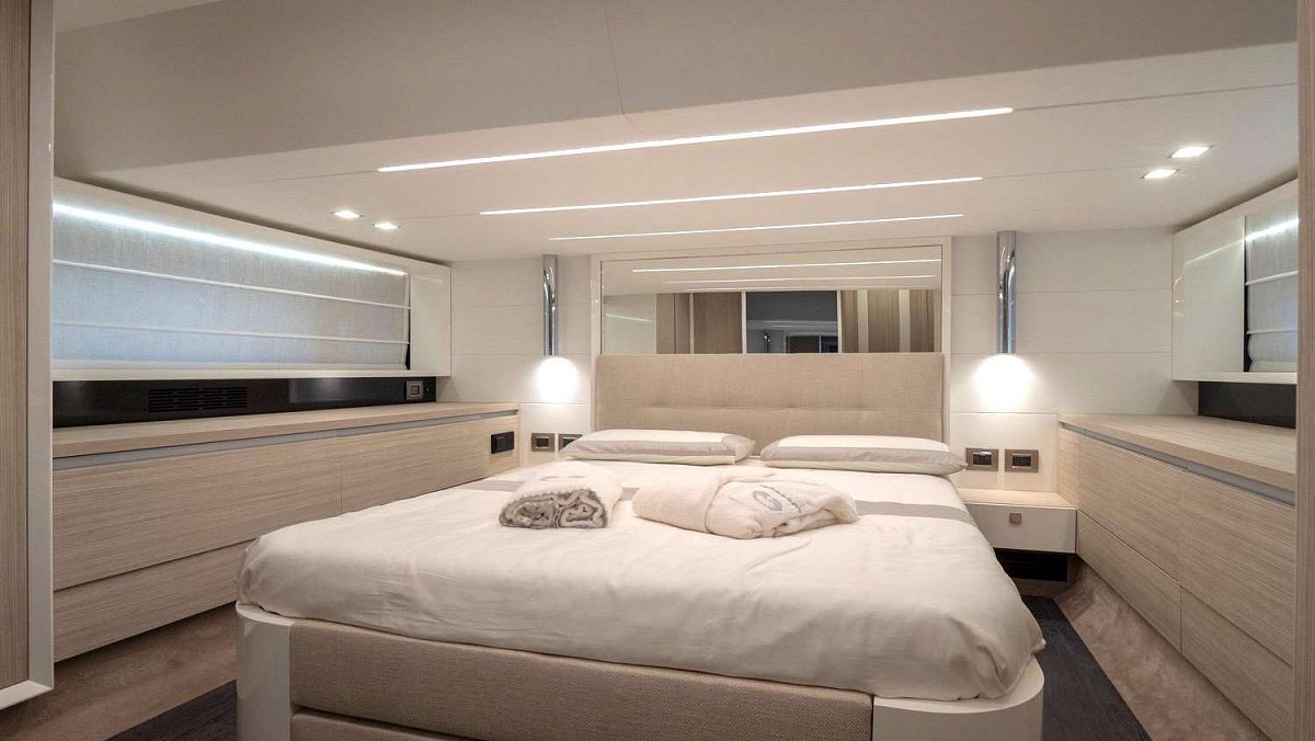 Продается моторная яхта с флайбриджем CRANCHI E52S